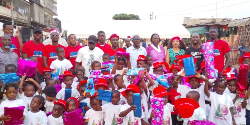Le terrain de jeu du petit marché de Williamsville 1 a vibré au rythme de la féerie de Noël, le mardi 23 décembre, à l’occasion de la première édition de l’arbre de Noël organisée par l’Union des jeunes de Williamsville 1. Cette initiative sociale et festive a permis d’offrir des instants de joie, de partage et de bonheur à près de 300 enfants du quartier.