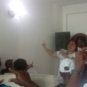 En initiant un atelier de formation sur le langage des signes le 27 décembre 2025 dans la capitale économique camerounaise, Betty Linda plaide en faveur des personnes sourdes ou malentendantes.