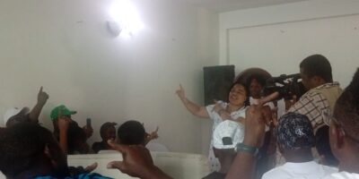 En initiant un atelier de formation sur le langage des signes le 27 décembre 2025 dans la capitale économique camerounaise, Betty Linda plaide en faveur des personnes sourdes ou malentendantes.