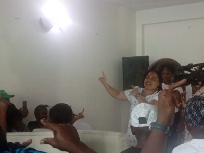 En initiant un atelier de formation sur le langage des signes le 27 décembre 2025 dans la capitale économique camerounaise, Betty Linda plaide en faveur des personnes sourdes ou malentendantes.