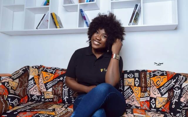 La Directrice générale des éditions Éclosion a participé à la troisième édition du Salon du livre de Douala, du 27 au 30 novembre 2025 au Palais de la culture Sawa. Elle livre son bilan et son appréciation dans cet entretien accordé à La Plume de l’Aigle.