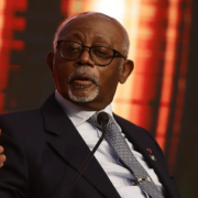 Le 15 décembre 2025, un article publié sur le site numérique « lesfaitsdici.com » a suscité une vive polémique en affirmant que le Cameroun aurait été suspendu de l’Union africaine (UA) en raison de retards dans le paiement de ses contributions financières. Selon ce texte attribué à Jean Daniel Mvondo, cette suspension impliquerait la perte du droit de vote et de parole du pays au sein de l’organisation continentale, impactant notamment la présidence du Conseil de Paix et de Sécurité (CPS) de l’UA que le Cameroun assurait en novembre 2025.