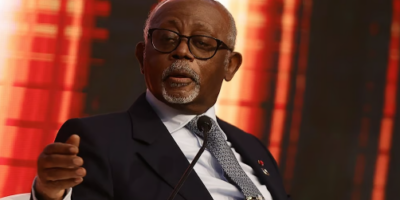 Le 15 décembre 2025, un article publié sur le site numérique « lesfaitsdici.com » a suscité une vive polémique en affirmant que le Cameroun aurait été suspendu de l’Union africaine (UA) en raison de retards dans le paiement de ses contributions financières. Selon ce texte attribué à Jean Daniel Mvondo, cette suspension impliquerait la perte du droit de vote et de parole du pays au sein de l’organisation continentale, impactant notamment la présidence du Conseil de Paix et de Sécurité (CPS) de l’UA que le Cameroun assurait en novembre 2025.