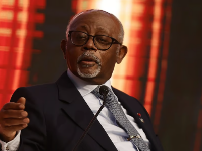 Le 15 décembre 2025, un article publié sur le site numérique « lesfaitsdici.com » a suscité une vive polémique en affirmant que le Cameroun aurait été suspendu de l’Union africaine (UA) en raison de retards dans le paiement de ses contributions financières. Selon ce texte attribué à Jean Daniel Mvondo, cette suspension impliquerait la perte du droit de vote et de parole du pays au sein de l’organisation continentale, impactant notamment la présidence du Conseil de Paix et de Sécurité (CPS) de l’UA que le Cameroun assurait en novembre 2025.