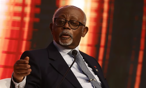 Le 15 décembre 2025, un article publié sur le site numérique « lesfaitsdici.com » a suscité une vive polémique en affirmant que le Cameroun aurait été suspendu de l’Union africaine (UA) en raison de retards dans le paiement de ses contributions financières. Selon ce texte attribué à Jean Daniel Mvondo, cette suspension impliquerait la perte du droit de vote et de parole du pays au sein de l’organisation continentale, impactant notamment la présidence du Conseil de Paix et de Sécurité (CPS) de l’UA que le Cameroun assurait en novembre 2025.