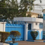 Si aucun doute n’est à se faire au sujet de l’authenticité du document présenté par le Directeur de la Boulangerie Blé d’or qui a été scellé pour des faits d’insalubrité, on devrait aussi aller voir du côté de la moralité de ceux qui donnent des rapports aux fins d’établissement de ces certificats de conformité. 