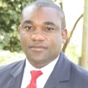 À quelques mois des scrutins municipaux et législatifs, le Front des démocrates camerounais (FDC) engage une bataille juridique contre l’introduction de l’Attestation de conformité fiscale dans les dossiers de candidature. Son président, Denis Émilien Atangana, dénonce une mesure illégale et discriminatoire, susceptible de restreindre l’accès à la compétition électorale.