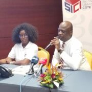 Le logement demeure un enjeu majeur en Côte d’Ivoire et dans l’ensemble de la sous-région ouest-africaine. Avec une population estimée à plus de 29 millions d’habitants, le pays fait face à une forte pression démographique qui accentue la demande en logements. Selon les données disponibles, le déficit est estimé à plus de 800 000 logements, tandis que les besoins annuels varient entre 40 000 et 50 000 nouvelles unités.