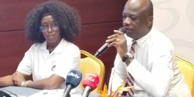 Le logement demeure un enjeu majeur en Côte d’Ivoire et dans l’ensemble de la sous-région ouest-africaine. Avec une population estimée à plus de 29 millions d’habitants, le pays fait face à une forte pression démographique qui accentue la demande en logements. Selon les données disponibles, le déficit est estimé à plus de 800 000 logements, tandis que les besoins annuels varient entre 40 000 et 50 000 nouvelles unités.