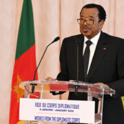 « Il remaniera ». « Il l’a lui-même dit ». « Il ne remaniera pas » ; « il est fatigué ». Avant même l’annonce de la composition du nouveau gouvernement « dans les prochains jours » par Paul Biya en personne, les rumeurs courent depuis des mois que le chef fera le ménage autour de lui. Si certains y croient encore, d’autres préfèrent être surpris le moment venu.