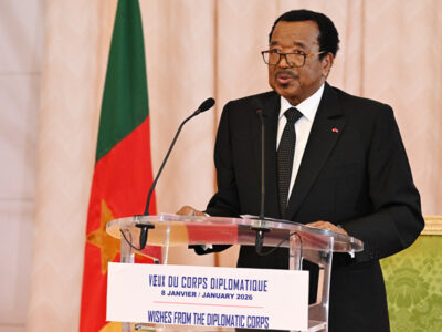 « Il remaniera ». « Il l’a lui-même dit ». « Il ne remaniera pas » ; « il est fatigué ». Avant même l’annonce de la composition du nouveau gouvernement « dans les prochains jours » par Paul Biya en personne, les rumeurs courent depuis des mois que le chef fera le ménage autour de lui. Si certains y croient encore, d’autres préfèrent être surpris le moment venu.