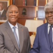 À la suite des élections législatives du 27 décembre 2025 ayant conduit plusieurs membres du gouvernement à siéger à l’Assemblée nationale, le Premier ministre Robert Beugré Mambé a présenté la démission de son équipe au président Alassane Ouattara. Une décision immédiatement acceptée, officialisée ce mercredi 7 janvier 2026 par une série de décrets présidentiels qui marquent la fin d’un cycle politique et ouvrent une nouvelle phase très attendue par l’opinion publique