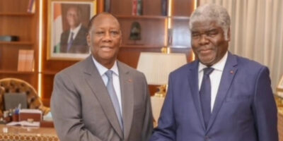 À la suite des élections législatives du 27 décembre 2025 ayant conduit plusieurs membres du gouvernement à siéger à l’Assemblée nationale, le Premier ministre Robert Beugré Mambé a présenté la démission de son équipe au président Alassane Ouattara. Une décision immédiatement acceptée, officialisée ce mercredi 7 janvier 2026 par une série de décrets présidentiels qui marquent la fin d’un cycle politique et ouvrent une nouvelle phase très attendue par l’opinion publique