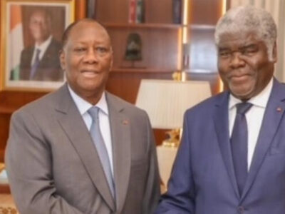 À la suite des élections législatives du 27 décembre 2025 ayant conduit plusieurs membres du gouvernement à siéger à l’Assemblée nationale, le Premier ministre Robert Beugré Mambé a présenté la démission de son équipe au président Alassane Ouattara. Une décision immédiatement acceptée, officialisée ce mercredi 7 janvier 2026 par une série de décrets présidentiels qui marquent la fin d’un cycle politique et ouvrent une nouvelle phase très attendue par l’opinion publique