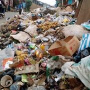 Alors que les autorités annoncent un durcissement des sanctions contre les actes d’insalubrité, la question des moyens mis à la disposition des populations reste centrale. Entre volonté politique et réalités du terrain, la propreté de nos villes ne pourra être durable sans solutions concrètes, accessibles et inclusives.