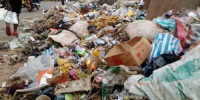 Alors que les autorités annoncent un durcissement des sanctions contre les actes d’insalubrité, la question des moyens mis à la disposition des populations reste centrale. Entre volonté politique et réalités du terrain, la propreté de nos villes ne pourra être durable sans solutions concrètes, accessibles et inclusives.