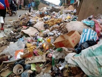 Alors que les autorités annoncent un durcissement des sanctions contre les actes d’insalubrité, la question des moyens mis à la disposition des populations reste centrale. Entre volonté politique et réalités du terrain, la propreté de nos villes ne pourra être durable sans solutions concrètes, accessibles et inclusives.