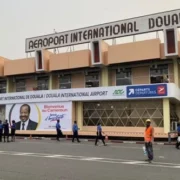 Près de 2 500 kilogrammes de cocaïne et de tramadol ont été interceptés à l’aéroport international de Douala, exposant la sophistication des réseaux criminels et la position stratégique du Cameroun dans les circuits transnationaux de stupéfiants.
