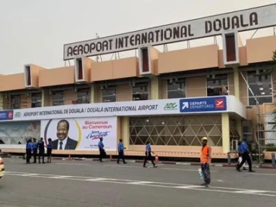 Près de 2 500 kilogrammes de cocaïne et de tramadol ont été interceptés à l’aéroport international de Douala, exposant la sophistication des réseaux criminels et la position stratégique du Cameroun dans les circuits transnationaux de stupéfiants.