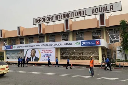 Près de 2 500 kilogrammes de cocaïne et de tramadol ont été interceptés à l’aéroport international de Douala, exposant la sophistication des réseaux criminels et la position stratégique du Cameroun dans les circuits transnationaux de stupéfiants.