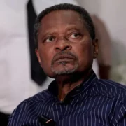 C’est déjà la grande interrogation alors que la famille biologique a indiqué que les cérémonies relatives aux obsèques du disparu se tiendront les 24 et 25 avril 2026.