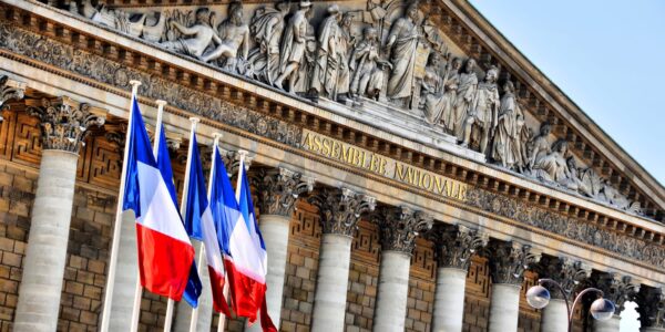 Comment pourrait survivre un couple officiellement marié si la loi venait à règlementer les rapports sexuels dans le mariage ? A ce questionnement, c’est chacun qui irait de sa petite idée. J’ose croire qu’un tel courant de pensée ne viendrait pas bousculer les habitudes dans les pays africains au sud du Sahara.Pour une sortie de tradition, ça en est vraiment une. Cette proposition de loi votée par l’Assemblée nationale française le 28 janvier 2026. Laquelle vise à préciser dans le Code civil que le mariage « ne crée aucune obligation » sexuelle entre époux.