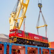 Le directeur général de la Camrail, Pierre Ngon annonce l’arrivée de quatre nouvelles locomotives sur le quai. La réception de ces engins s’est déroulée en présence des équipes opérationnelles.