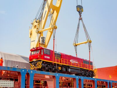Le directeur général de la Camrail, Pierre Ngon annonce l’arrivée de quatre nouvelles locomotives sur le quai. La réception de ces engins s’est déroulée en présence des équipes opérationnelles.