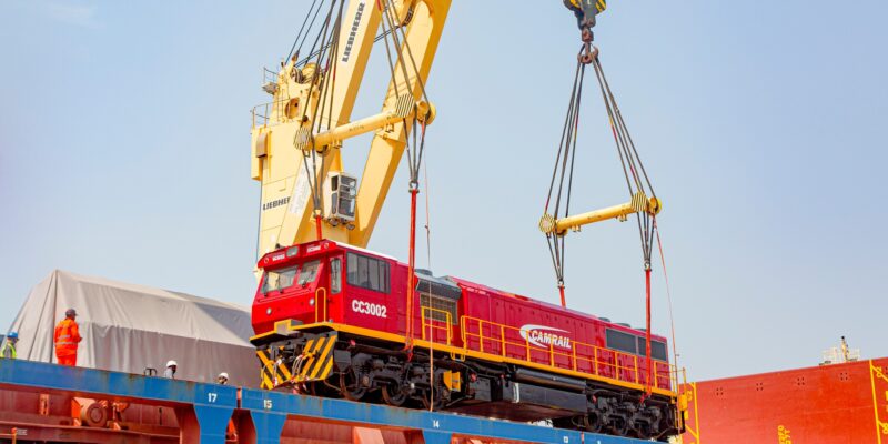 Le directeur général de la Camrail, Pierre Ngon annonce l’arrivée de quatre nouvelles locomotives sur le quai. La réception de ces engins s’est déroulée en présence des équipes opérationnelles.