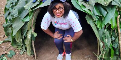 Au cœur de la forêt du Sud-Cameroun, le Musée Vivant Baka d’Assok illustre un modèle local alliant sauvegarde culturelle, création d’emplois et promotion du leadership féminin. Le premier Salon des clubs et offices du tourisme, tenu du 3 au 8 février 2026, a renforcé cette dynamique portée par des acteurs engagés et des communautés mobilisées.