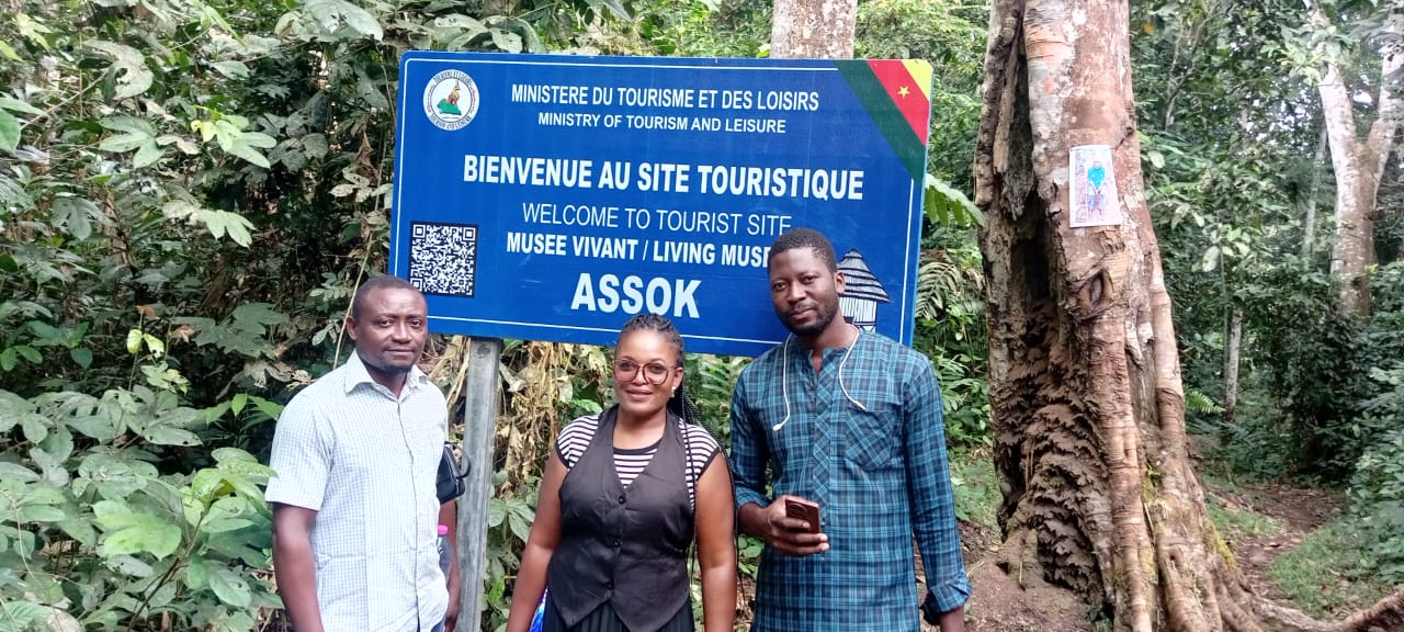 Dans l’arrondissement de Mintom, au sud du Cameroun, le Musée Vivant Baka propose une expérience muséographique inédite : préserver une culture en la laissant s’exprimer dans son milieu naturel. Entre transmission des savoirs, sécurisation foncière et émancipation des femmes, ce projet ambitionne de réconcilier patrimoine, écologie et développement local.