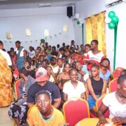 Le lancement de la deuxième édition du concours inter-écoles « Ma culture et moi », organisée par l’ONG Femmes de Vision (FEVI), s’est tenue le samedi 7 février 2026 à la Maison des jeunes et des savoirs de l’Allocodrome à Yopougon. Placée sous le thème de la valorisation de la culture ivoirienne, cette activité a rassemblé élèves, autorités éducatives, acteurs culturels et invités de marque dans une ambiance à la fois festive et studieuse.