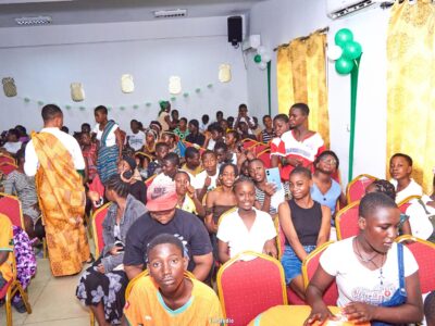 Le lancement de la deuxième édition du concours inter-écoles « Ma culture et moi », organisée par l’ONG Femmes de Vision (FEVI), s’est tenue le samedi 7 février 2026 à la Maison des jeunes et des savoirs de l’Allocodrome à Yopougon. Placée sous le thème de la valorisation de la culture ivoirienne, cette activité a rassemblé élèves, autorités éducatives, acteurs culturels et invités de marque dans une ambiance à la fois festive et studieuse.