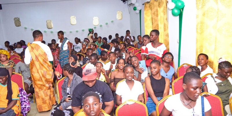 Le lancement de la deuxième édition du concours inter-écoles « Ma culture et moi », organisée par l’ONG Femmes de Vision (FEVI), s’est tenue le samedi 7 février 2026 à la Maison des jeunes et des savoirs de l’Allocodrome à Yopougon. Placée sous le thème de la valorisation de la culture ivoirienne, cette activité a rassemblé élèves, autorités éducatives, acteurs culturels et invités de marque dans une ambiance à la fois festive et studieuse.
