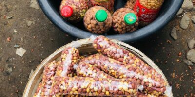 Veuve de 52 ans, Louise Mokonyo survit grâce aux revenus des arachides grillées.