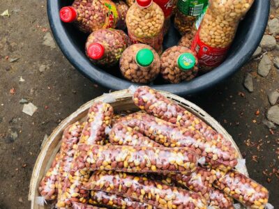 Veuve de 52 ans, Louise Mokonyo survit grâce aux revenus des arachides grillées.