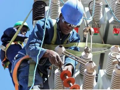 En tout cas, la mise en garde a été faite par Gaston Eloundou Essomba, ministre camerounais de l’Eau et de l’énergie à travers le communiqué n°00000508/2026/MINEE/SG/CC du 05 février 2026. Car il n’y aura pas de « pitié mon ami » une fois que cette « lutte à haute tension » sera engagée.