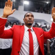 Le célèbre animateur radio/TV camerounais des années 2000, évangéliste aujourd’hui, revient au-devant de la scène avec « La voix de l’espérance », un programme hebdomadaire consacré à la musique et à la parole de Dieu.