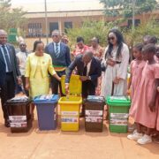 La cérémonie officielle s’est tenue ce 02 mars 2026 à Ngousso. Ce don traduit l’engagement des partenaires à transformer la sensibilisation en actes durables, en commençant par l’école comme lieu premier de socialisation.