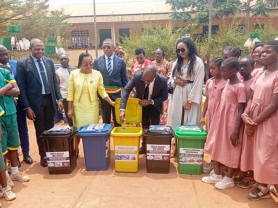 La cérémonie officielle s’est tenue ce 02 mars 2026 à Ngousso. Ce don traduit l’engagement des partenaires à transformer la sensibilisation en actes durables, en commençant par l’école comme lieu premier de socialisation.