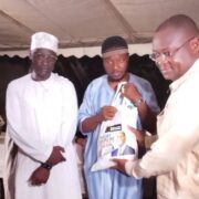 Le samedi 7 mars 2026, le quartier d’Ananeraie, dans le secteur Oasis à Yopougon, a été le théâtre d’un moment de communion interreligieuse. Plus de 300 personnes issues des communautés musulmane et chrétienne s’y sont rassemblées pour une rupture collective du jeûne, dans une atmosphère de prière, de fraternité et de convivialité.