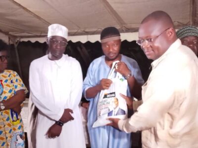 Le samedi 7 mars 2026, le quartier d’Ananeraie, dans le secteur Oasis à Yopougon, a été le théâtre d’un moment de communion interreligieuse. Plus de 300 personnes issues des communautés musulmane et chrétienne s’y sont rassemblées pour une rupture collective du jeûne, dans une atmosphère de prière, de fraternité et de convivialité.