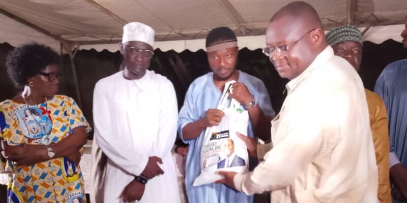 Le samedi 7 mars 2026, le quartier d’Ananeraie, dans le secteur Oasis à Yopougon, a été le théâtre d’un moment de communion interreligieuse. Plus de 300 personnes issues des communautés musulmane et chrétienne s’y sont rassemblées pour une rupture collective du jeûne, dans une atmosphère de prière, de fraternité et de convivialité.