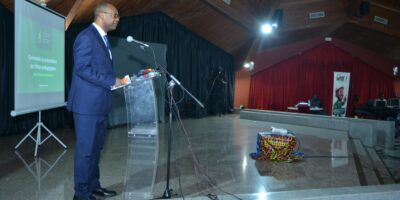 Le 12 mars 2026, le ministère des Finances camerounais a lancé officiellement la diffusion de fiches pédagogiques destinées à mieux informer la population sur les tarifs et services financiers. Cette initiative s’inscrit dans le cadre de la Stratégie Nationale de Développement 2030, qui vise à renforcer la place financière du pays en améliorant la connaissance et l’accès aux produits bancaires, notamment pour les populations vulnérables. La synthèse du discours du ministre des Finances lu par son collègue des Petites et moyennes entreprises.