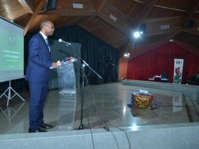 Le 12 mars 2026, le ministère des Finances camerounais a lancé officiellement la diffusion de fiches pédagogiques destinées à mieux informer la population sur les tarifs et services financiers. Cette initiative s’inscrit dans le cadre de la Stratégie Nationale de Développement 2030, qui vise à renforcer la place financière du pays en améliorant la connaissance et l’accès aux produits bancaires, notamment pour les populations vulnérables. La synthèse du discours du ministre des Finances lu par son collègue des Petites et moyennes entreprises.