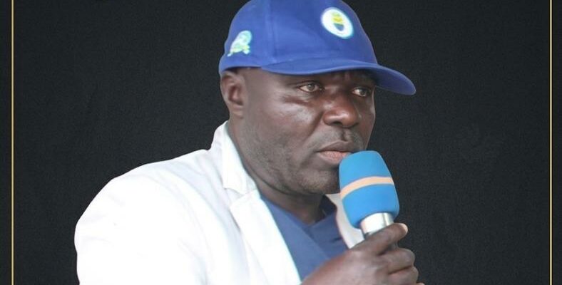 Les préparatifs relatifs à ce grand voyage qui ont commencé le 25 mars 2026 avec l’organisation d’un match de football de gala au stade Tsf du quartier New-Bell dans l’arrondissement de de Douala 2ème, s’achèveront le 27 mars dans son Bana natal, où il sera inhumé dans la stricte intimité familiale.