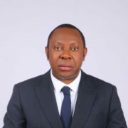 Pendant cinq mois, caméras et micros à main, son équipe a sillonné le Bénin pour ressortir ses plus beaux atouts. Morgan Palmer l’a baptisé : « Bénin, pays des merveilles ». Un film documentaire qui met en lumière les hommes et les femmes béninois qui, par « leur engagement et leur choix stratégiques, ont contribué positivement à la transformation du pays en seulement quelques années », souligne le producteur dans sa note d’intention parvenue à notre rédaction. Le film sera projeté en avant-première le 3 avril 2026, au cinéma Élysées Lincoln à Paris, de 17h00 à 19h45. Dans cet entretien accordé à La Plume de l’Aigle, le producteur dévoile les grandes lignes de son œuvre.