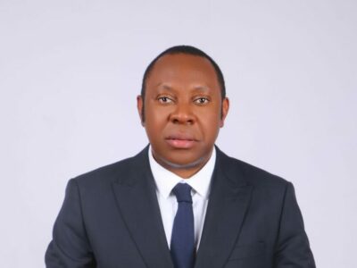 Pendant cinq mois, caméras et micros à main, son équipe a sillonné le Bénin pour ressortir ses plus beaux atouts. Morgan Palmer l’a baptisé : « Bénin, pays des merveilles ». Un film documentaire qui met en lumière les hommes et les femmes béninois qui, par « leur engagement et leur choix stratégiques, ont contribué positivement à la transformation du pays en seulement quelques années », souligne le producteur dans sa note d’intention parvenue à notre rédaction. Le film sera projeté en avant-première le 3 avril 2026, au cinéma Élysées Lincoln à Paris, de 17h00 à 19h45. Dans cet entretien accordé à La Plume de l’Aigle, le producteur dévoile les grandes lignes de son œuvre.