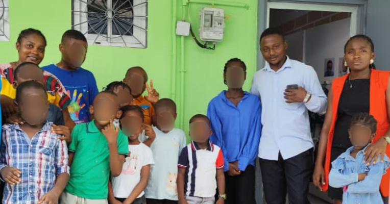 Apporter du sourire aux enfants autistes, tel était le sens de la descente organisée par l'Association des Blogueurs du Cameroun (ABC) le jeudi 02 avril 2026, au centre Solution Autiste Cameroun situé à Bonamoussadi, Douala. Ceci à l’occasion de la Journée mondiale de sensibilisation à l’autisme qui se célèbre chaque 02 avril.