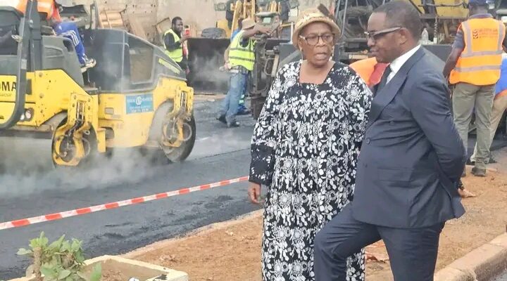 À trois jours de l'arrivée du Pape Léon XIV au Cameroun, Yaoundé met les bouchées doubles. La ville est en pleine effervescence. Les autorités s'activent pour que la capitale soit propre et accueillante pour l'événement.